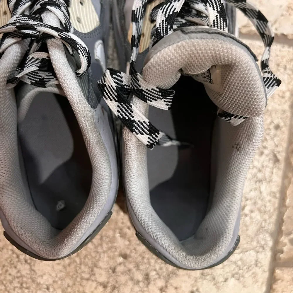 Nike Air Max Kid's Gray and White Sneakers sie 6.5Y